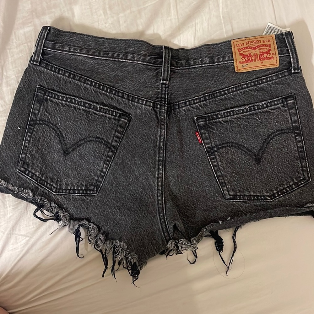Levi’s shorts women fit a size 6